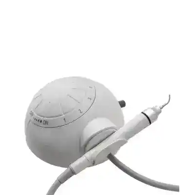 Alt text only: Instrumento odontológico de precisión con control de velocidad y punta intercambiable para tratamientos dentales personalizados.