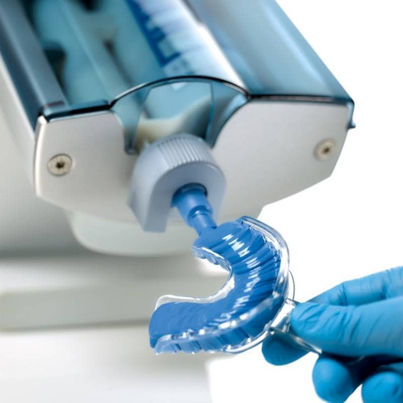 Técnica de impresión 3D con materiales personalizados para prótesis dentales en odontología.