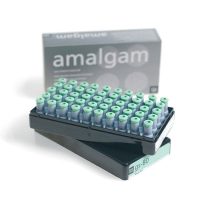 Amalgama dental personalizada para odontología, con depósito de material y accesorios en caja de almacenamiento. Ideal para restauraciones dentales precisas y seguras.