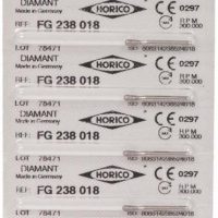 Etiquetas de productos odontológicos personalizados con logo Horico, código de referencia FG 238 018 y detalles de certificación CE para una fabricación alemana confiable.