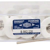 Rodillos y accesorios de productos odontológicos personalizados en caja transparente, ideales para clínicas dentales y laboratorios especializados en odontología avanzada.