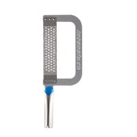 Cuchilla odontológica personalizada de alta precisión para procedimientos dentales, fabricada en acero inoxidable con diseño ergonómico y superficies antideslizantes, ideal para uso profesional.