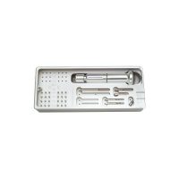 Extracción de productos odontológicos personalizados en estuche con instrumentos especializados.